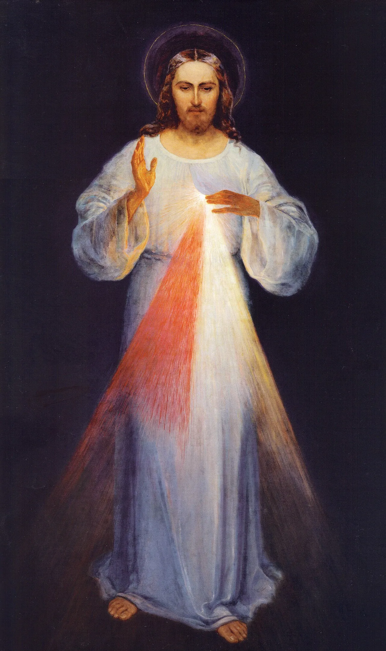 Der auferstandene Christus steht mit erhobener segnender rechter Hand; aus seinem an der Brust geöffneten Gewand gehen ein blasser und ein roter Strahl hervor.